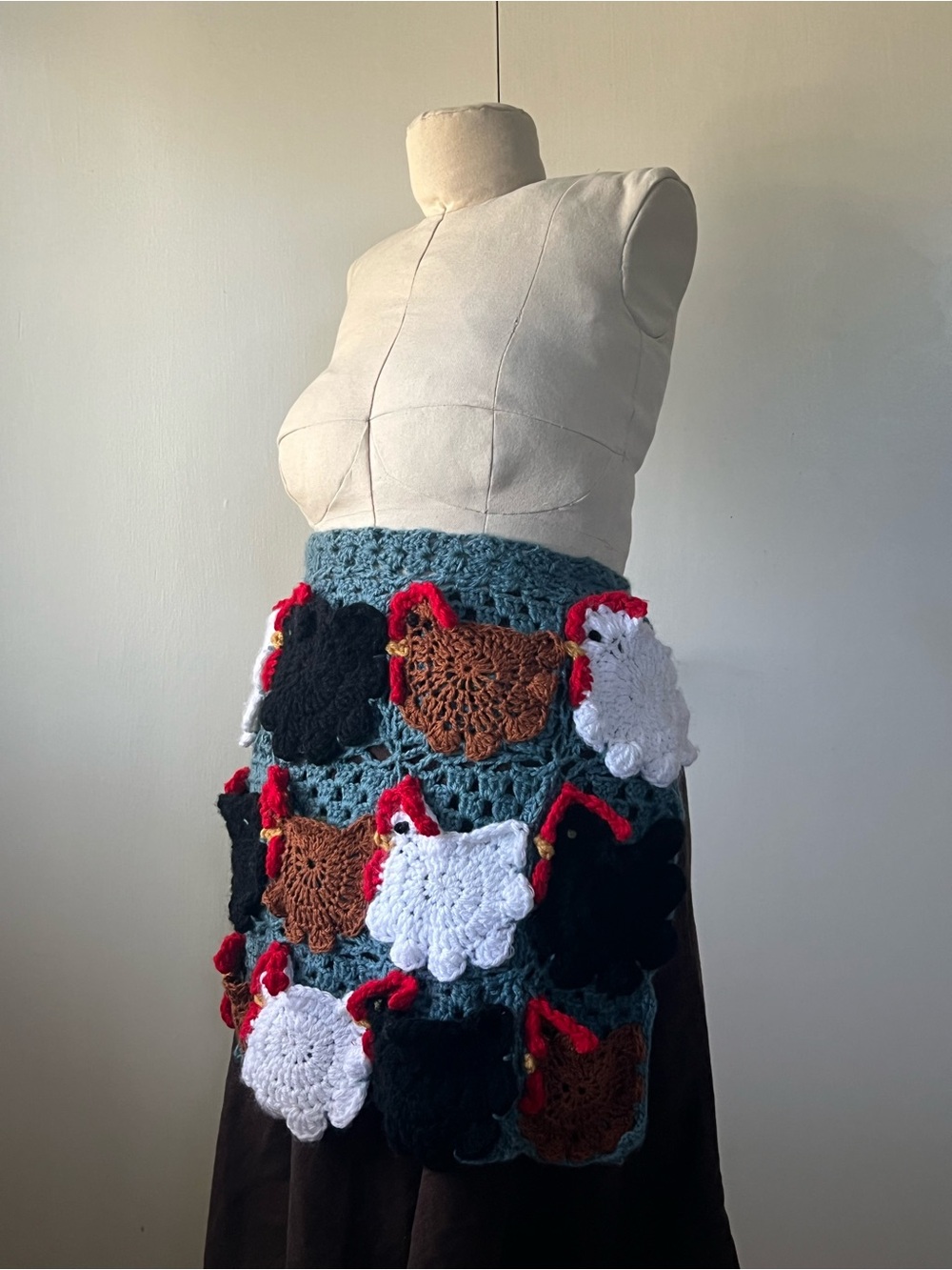 Made to order: crochet egg-collecting apron with chicken pockets - Picture 6 of 8